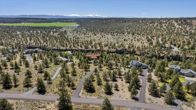 7950 NW Grubstake Way, Redmond, OR 97756