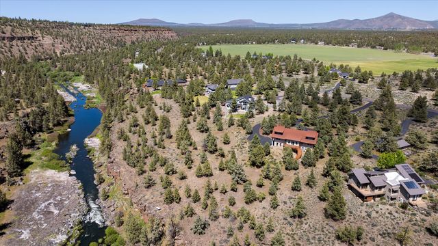 7950 NW Grubstake Way, Redmond, OR 97756