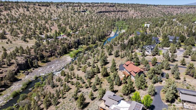 7950 NW Grubstake Way, Redmond, OR 97756