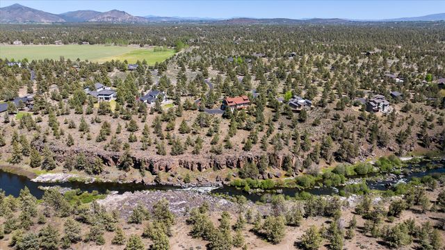 7950 NW Grubstake Way, Redmond, OR 97756