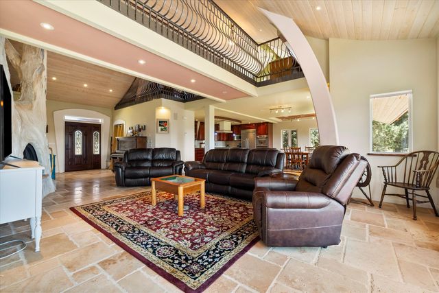 7950 NW Grubstake Way, Redmond, OR 97756