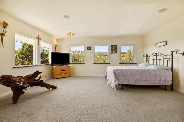7950 NW Grubstake Way, Redmond, OR 97756