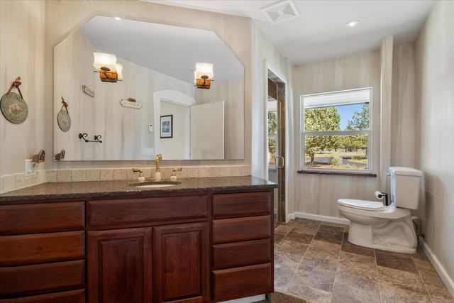 7950 NW Grubstake Way, Redmond, OR 97756