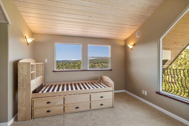 7950 NW Grubstake Way, Redmond, OR 97756