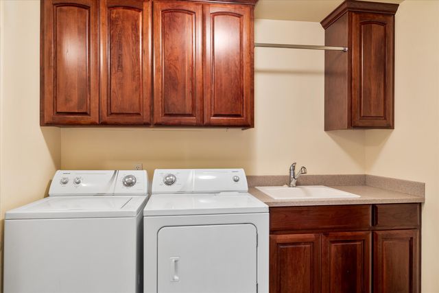 7950 NW Grubstake Way, Redmond, OR 97756