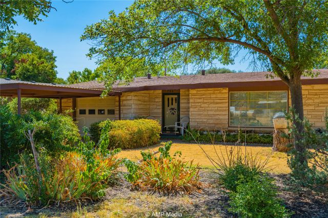 704 E Burnside, Rotan, TX 79546