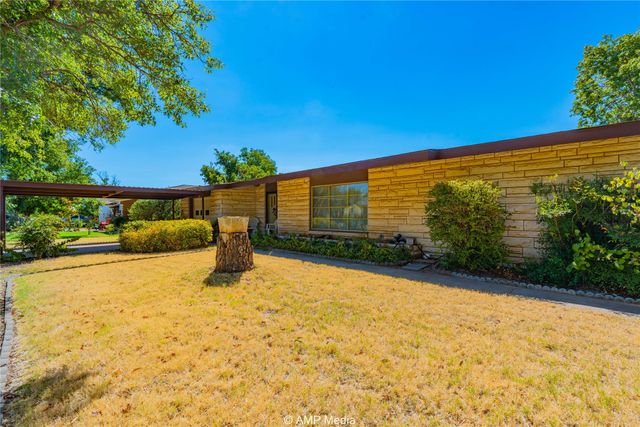 704 E Burnside, Rotan, TX 79546