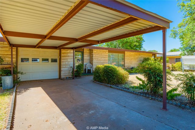 704 E Burnside, Rotan, TX 79546