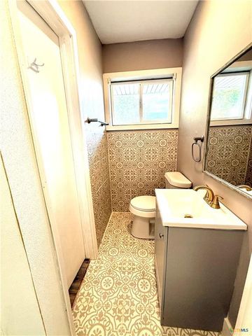 302 Smith ST, Gonzales, TX 78629