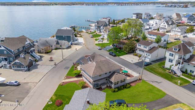 16 Bay Breeze Drive W, Toms River, NJ 08753