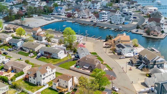 16 Bay Breeze Drive W, Toms River, NJ 08753