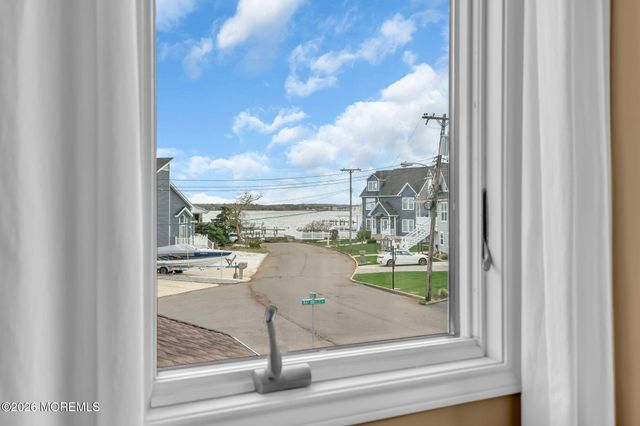 16 Bay Breeze Drive W, Toms River, NJ 08753