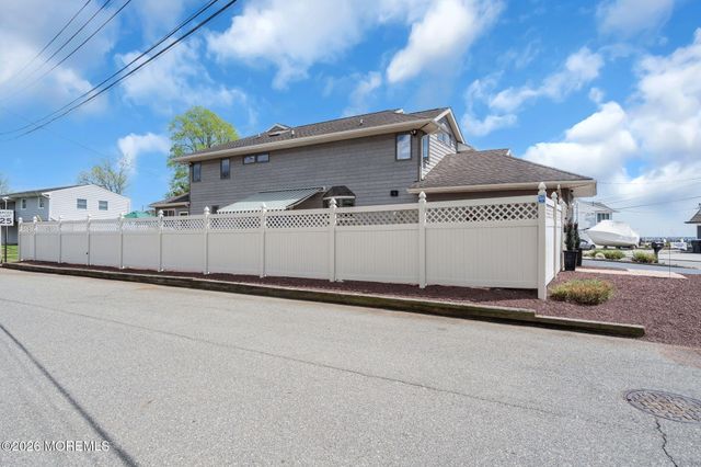 16 Bay Breeze Drive W, Toms River, NJ 08753