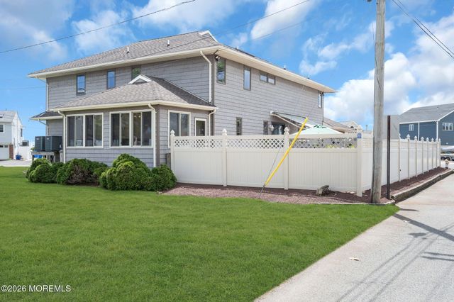 16 Bay Breeze Drive W, Toms River, NJ 08753