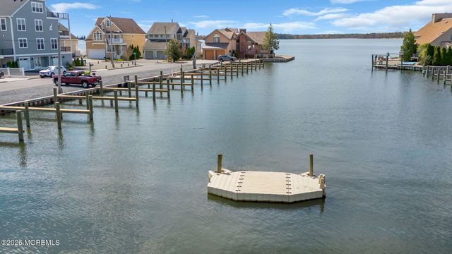 16 Bay Breeze Drive W, Toms River, NJ 08753