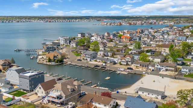 16 Bay Breeze Drive W, Toms River, NJ 08753