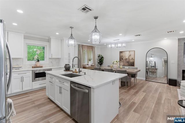 1067 Stasia Street, Teaneck, NJ 07666