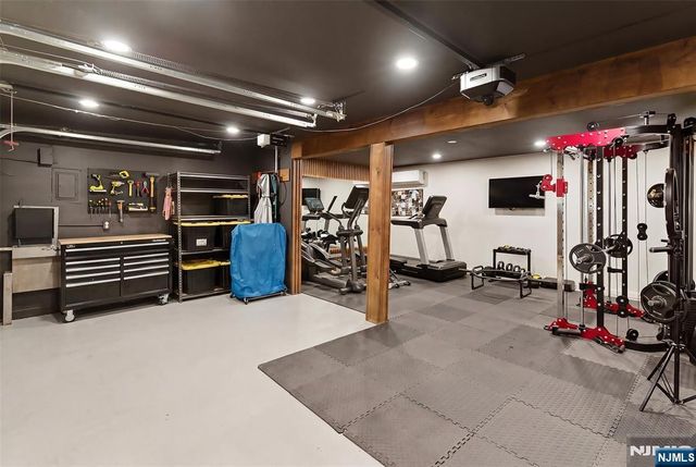 1067 Stasia Street, Teaneck, NJ 07666