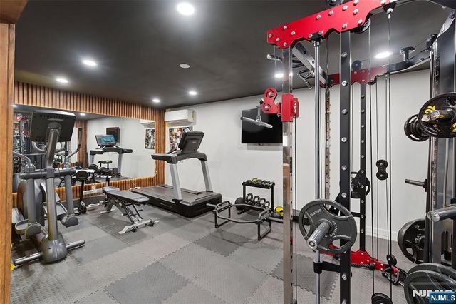 1067 Stasia Street, Teaneck, NJ 07666