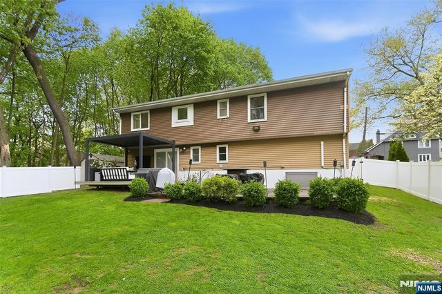 1067 Stasia Street, Teaneck, NJ 07666