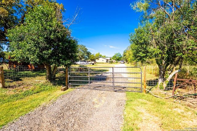 461 Shortys Ln, Fredericksburg, TX 78624