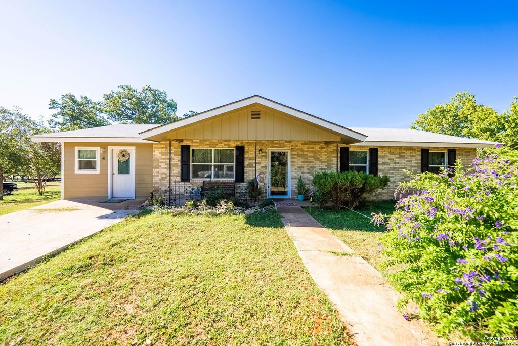 461 Shortys Ln, Fredericksburg, TX 78624
