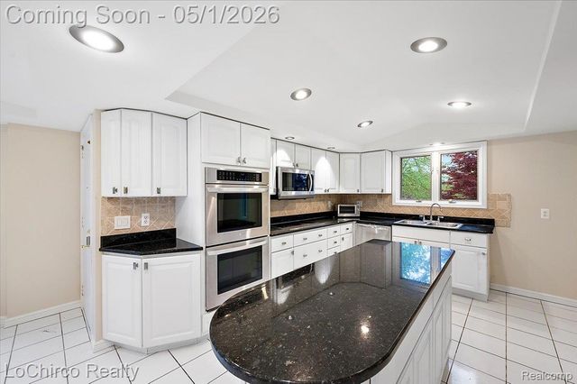 6019 Glen Eagles Drive, West Bloomfield Charter Township, MI 48323