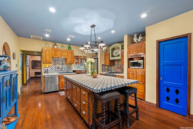 233 W HOLLYWOOD AVE, San Antonio, TX 78212