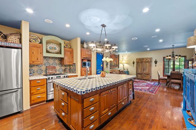 233 W HOLLYWOOD AVE, San Antonio, TX 78212