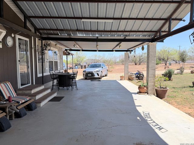 152 County Road 2667, Devine, TX 78016