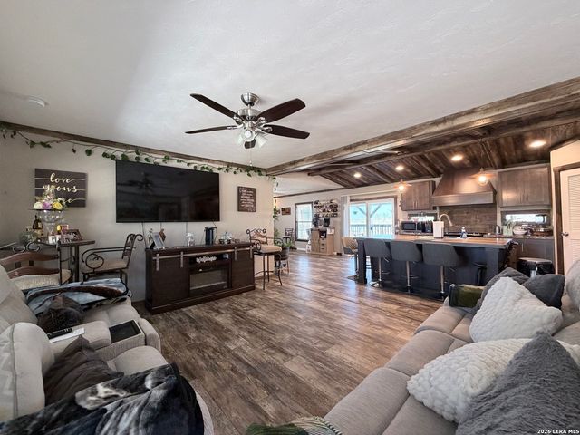 152 County Road 2667, Devine, TX 78016