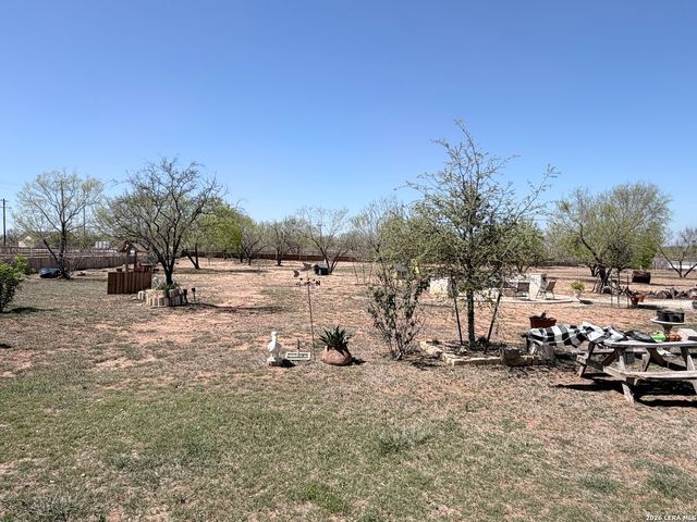 152 County Road 2667, Devine, TX 78016
