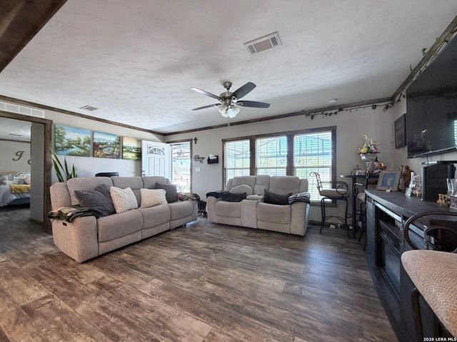 152 County Road 2667, Devine, TX 78016