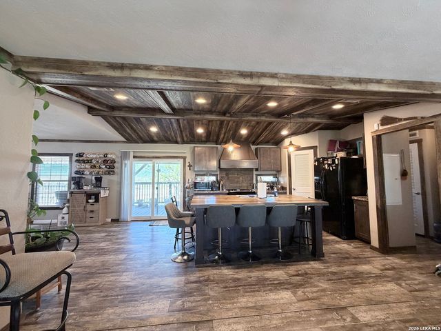 152 County Road 2667, Devine, TX 78016