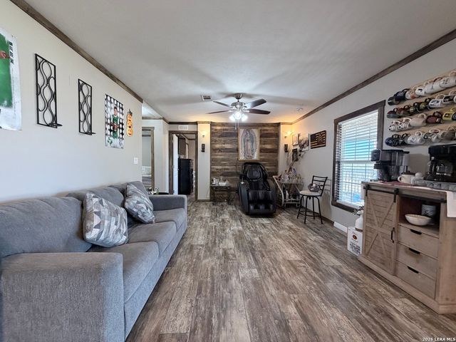 152 County Road 2667, Devine, TX 78016