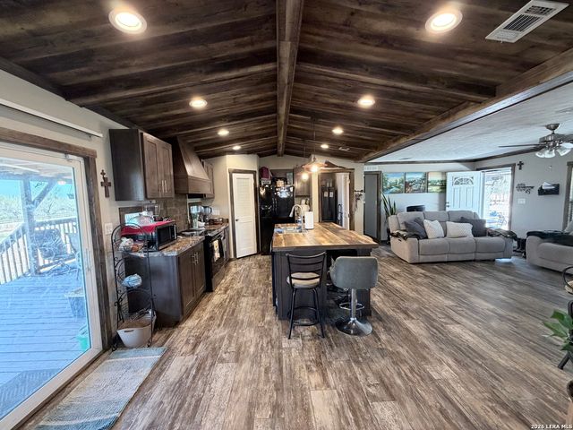 152 County Road 2667, Devine, TX 78016