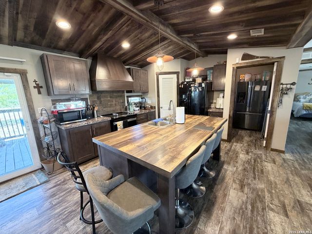 152 County Road 2667, Devine, TX 78016