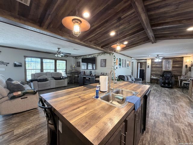 152 County Road 2667, Devine, TX 78016