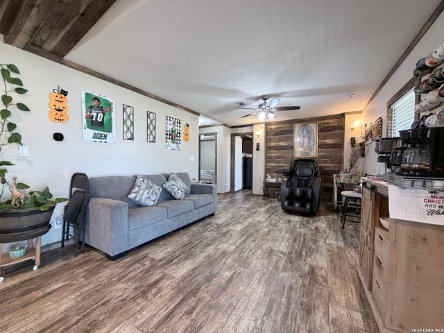 152 County Road 2667, Devine, TX 78016
