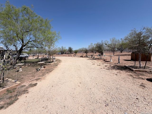 152 County Road 2667, Devine, TX 78016