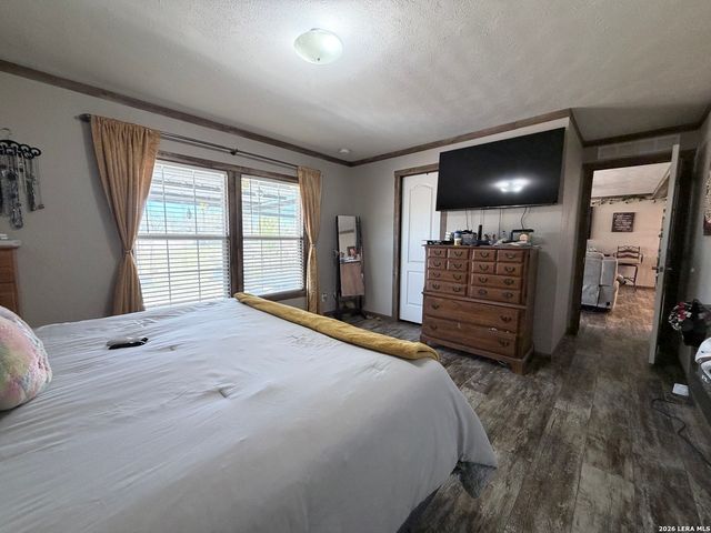 152 County Road 2667, Devine, TX 78016