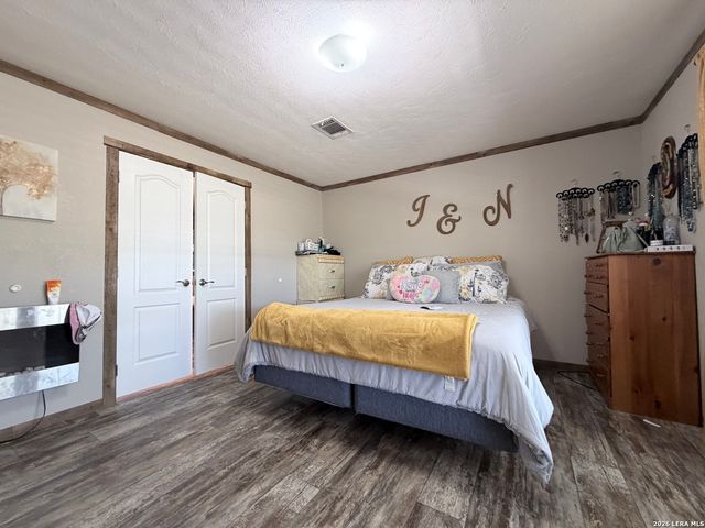 152 County Road 2667, Devine, TX 78016