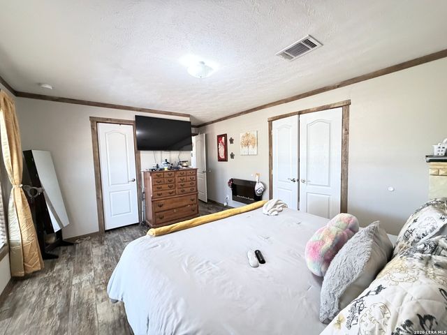 152 County Road 2667, Devine, TX 78016
