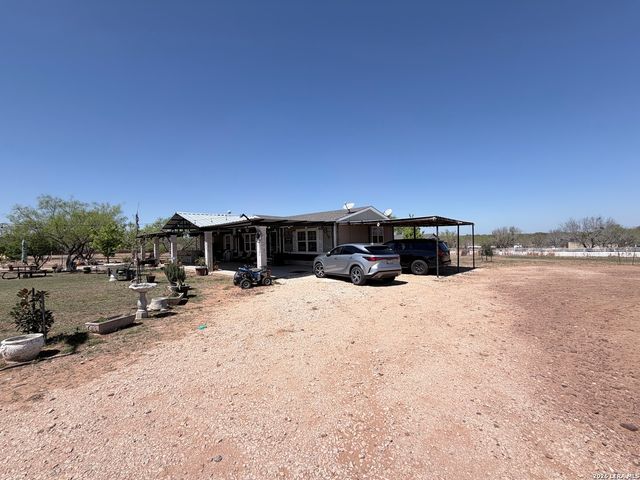 152 County Road 2667, Devine, TX 78016