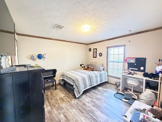 152 County Road 2667, Devine, TX 78016