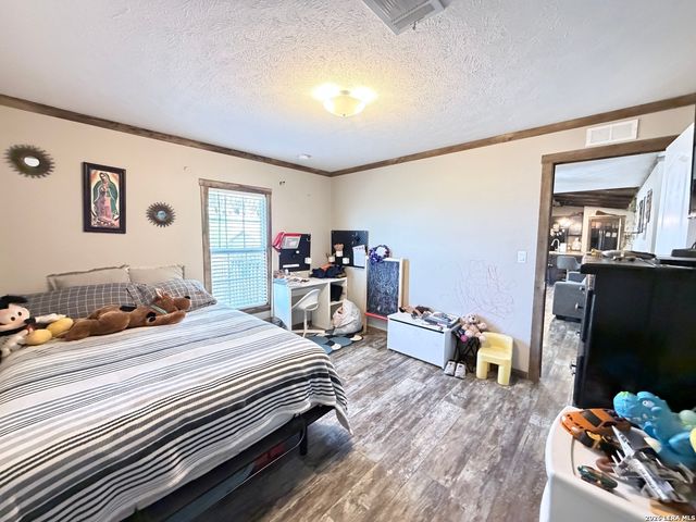 152 County Road 2667, Devine, TX 78016
