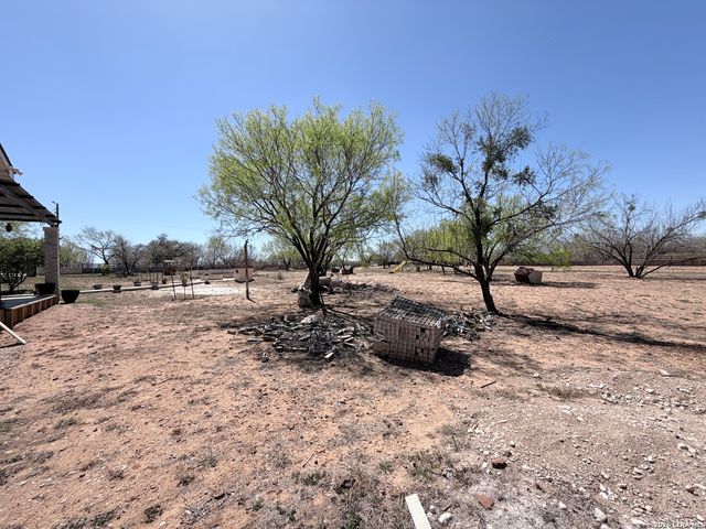 152 County Road 2667, Devine, TX 78016