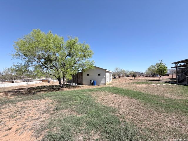 152 County Road 2667, Devine, TX 78016