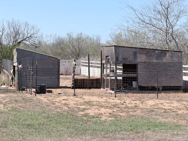 152 County Road 2667, Devine, TX 78016
