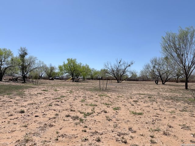152 County Road 2667, Devine, TX 78016